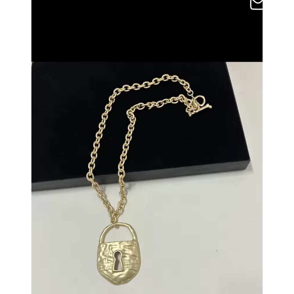 Fashion statement lock pendant necklace - Picture 6 of 17